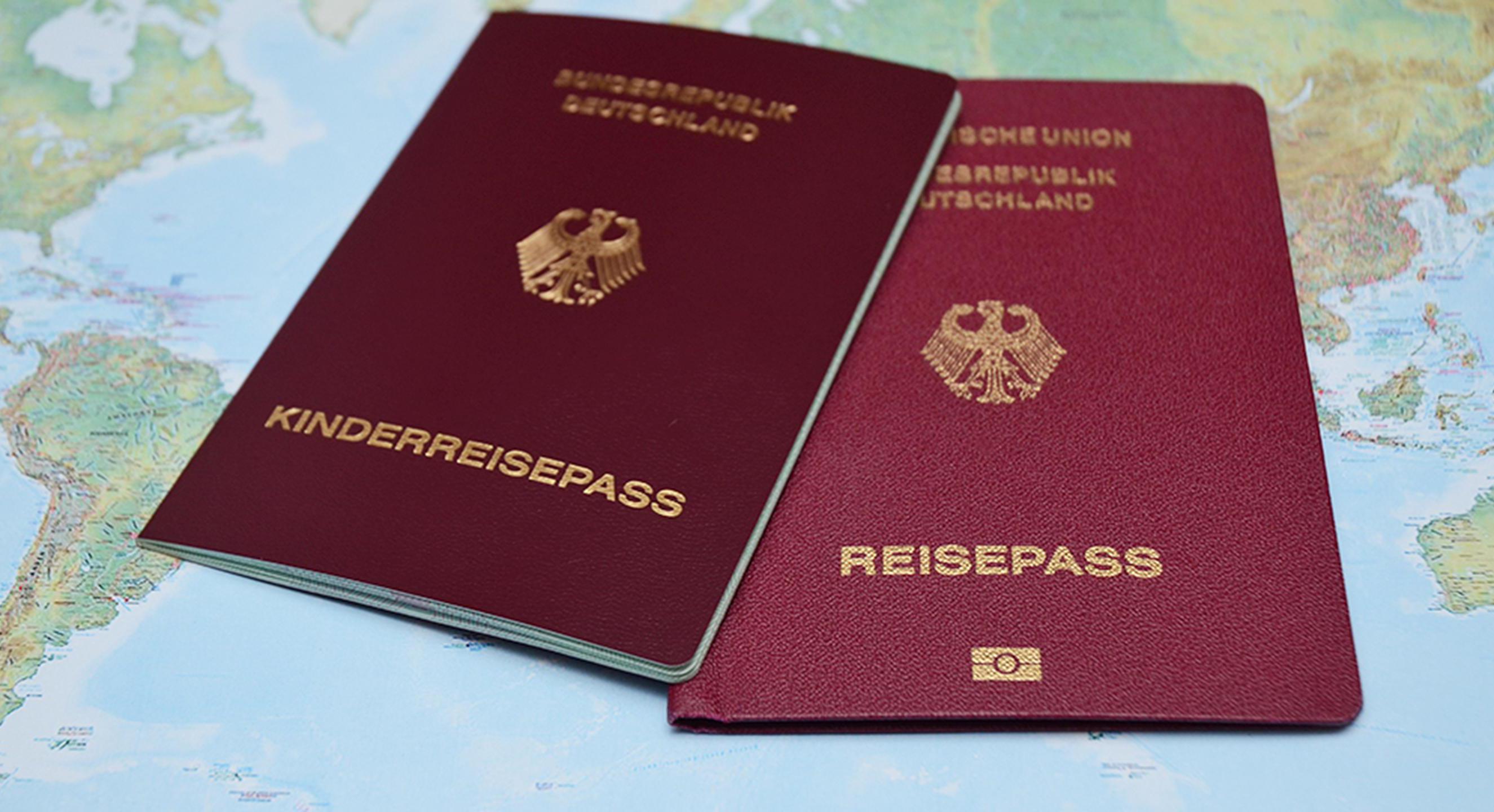 Ein Reisepass und ein Kinderreisepass auf einer Weltkarte.
