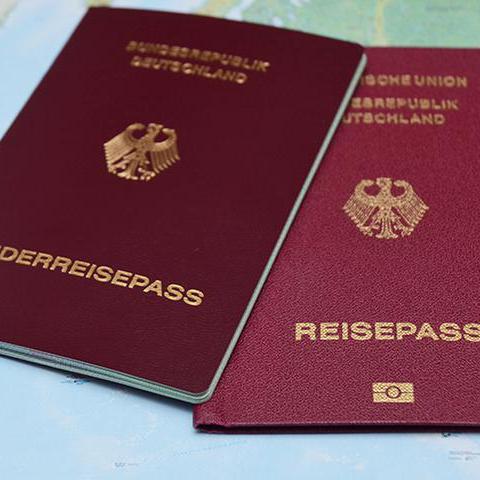 Ein Reisepass und ein Kinderreisepass auf einer Weltkarte.