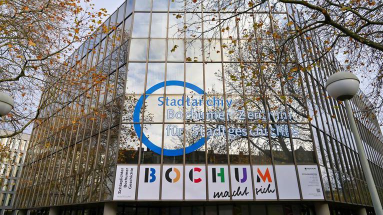 Das Bild zeigt den Eingang des Stadtarchivs