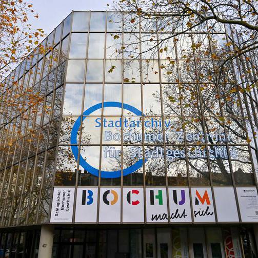 Das Bild zeigt den Eingang des Stadtarchivs