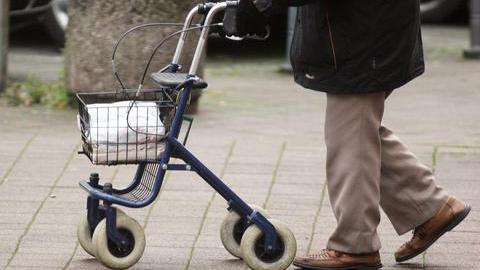 Eine Person mit Rollator