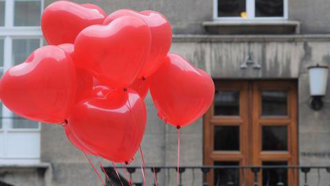 Rote Herz-Luftballons im Innenhof des historischen Rathauses vor dem Trauzimmer
