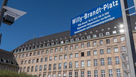 Das Bild zeigt das Bochumer Rathaus und das Straßenschild des Willy-Brandt-Platzes