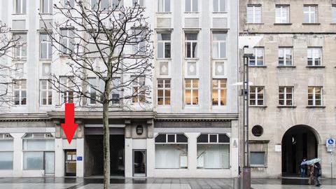 Das Bild zeigt den Eingang zum Gebäude Willy-Brandt-Platz 8