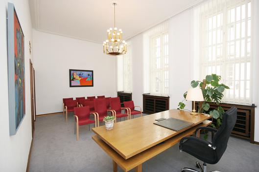 Das Bild zeigt das erste Trauzimmer des Standesamtes.