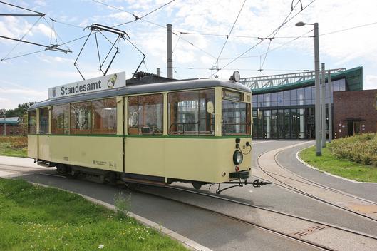Die historische Straßenbahn TW 96 fährt in Bochum als "rollendes Standesamt".