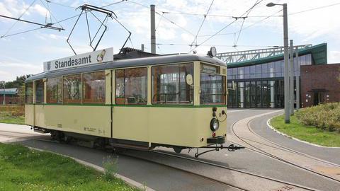 Die historische Straßenbahn TW 96 fährt in Bochum als "rollendes Standesamt".