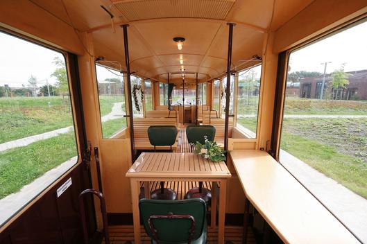 Innenraum des rollenden Trauzimmers in der historischen Straßenbahn