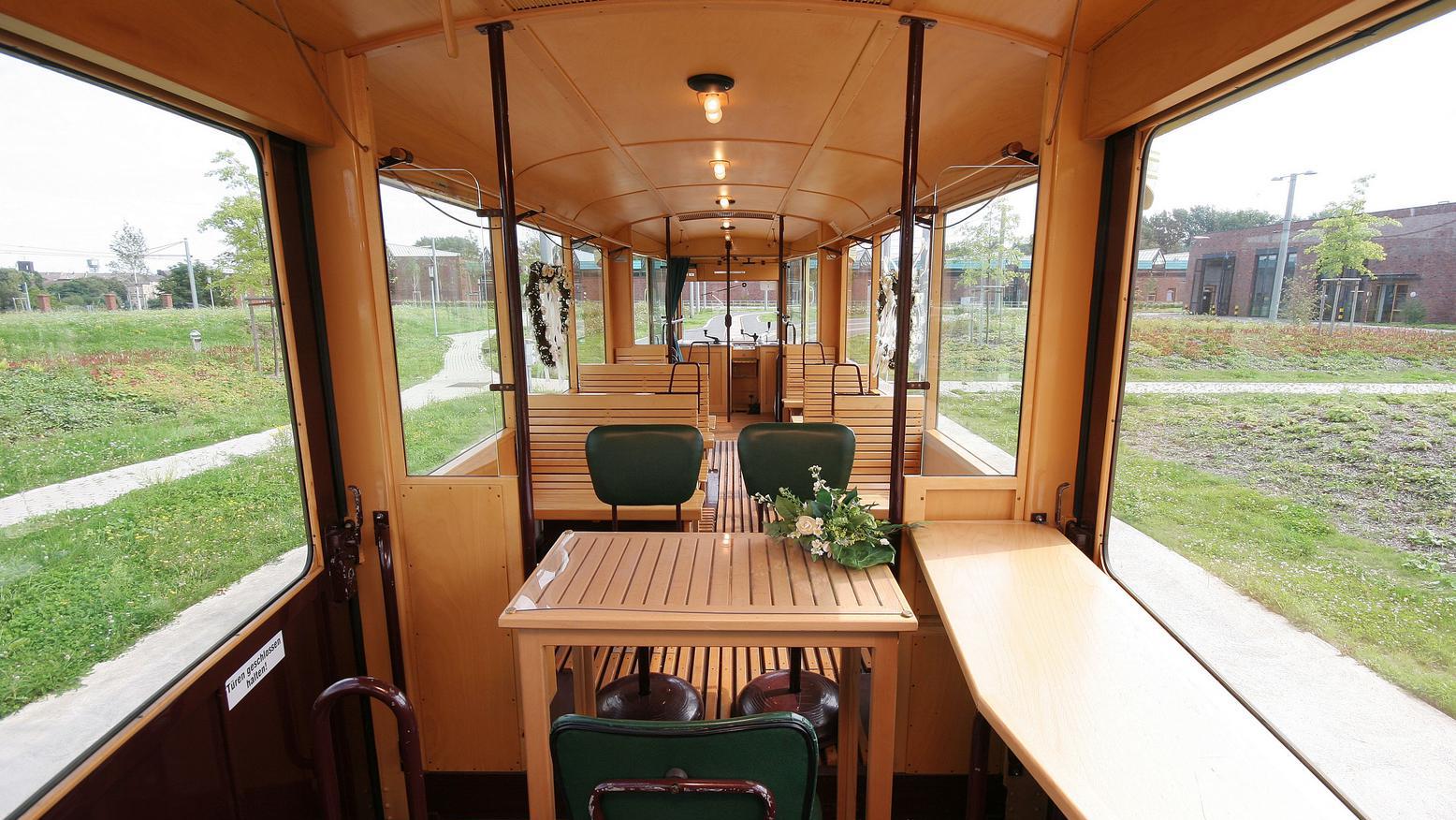 Innenraum des rollenden Trauzimmers in der historischen Straßenbahn