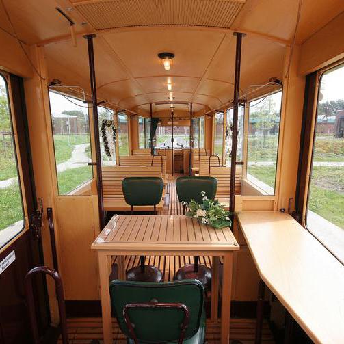 Innenraum des rollenden Trauzimmers in der historischen Straßenbahn