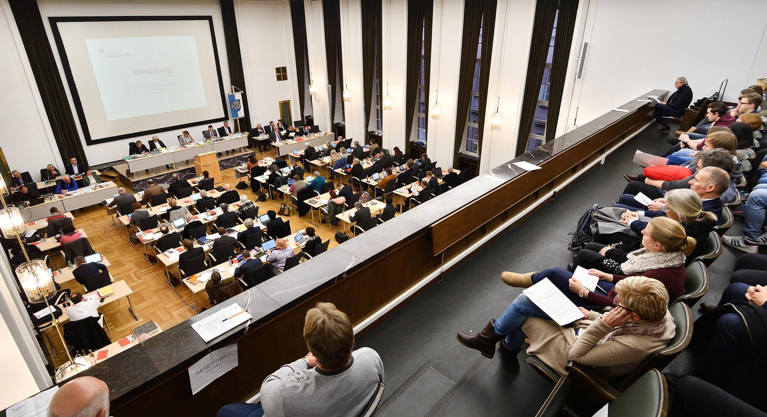 Blick von der Besuchertribüne in den Ratssaal