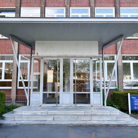 Das Bild zeigt den Eingang zum Verwaltungsgebäude Westring 32