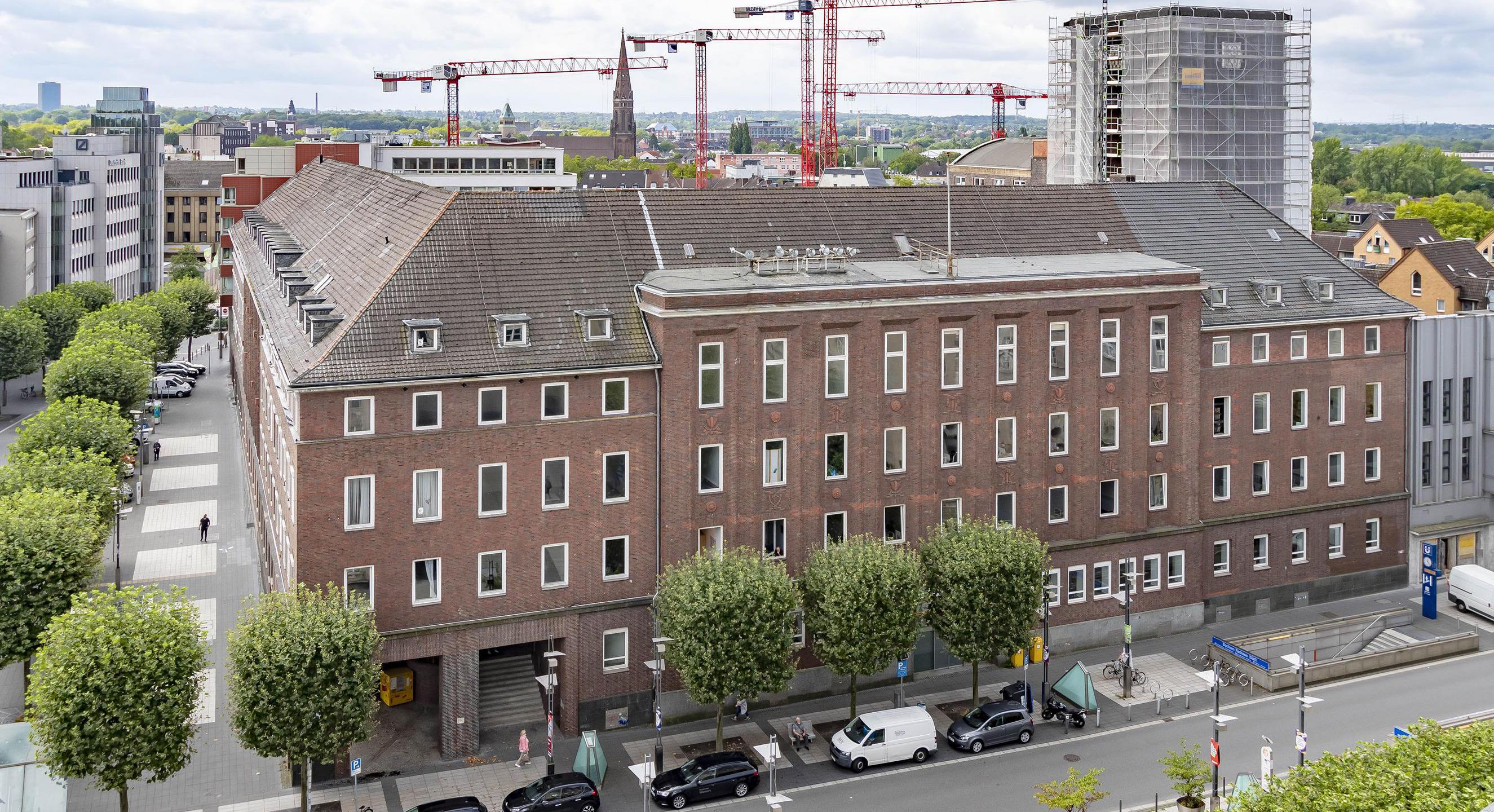 Das Bild zeigt das Verwaltungsgebäude Willy-Brandt-Platz 1-3.