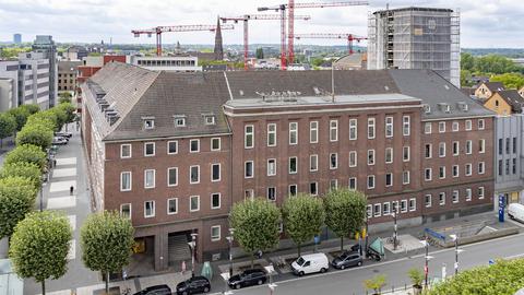 Das Bild zeigt das Verwaltungsgebäude Willy-Brandt-Platz 1-3.