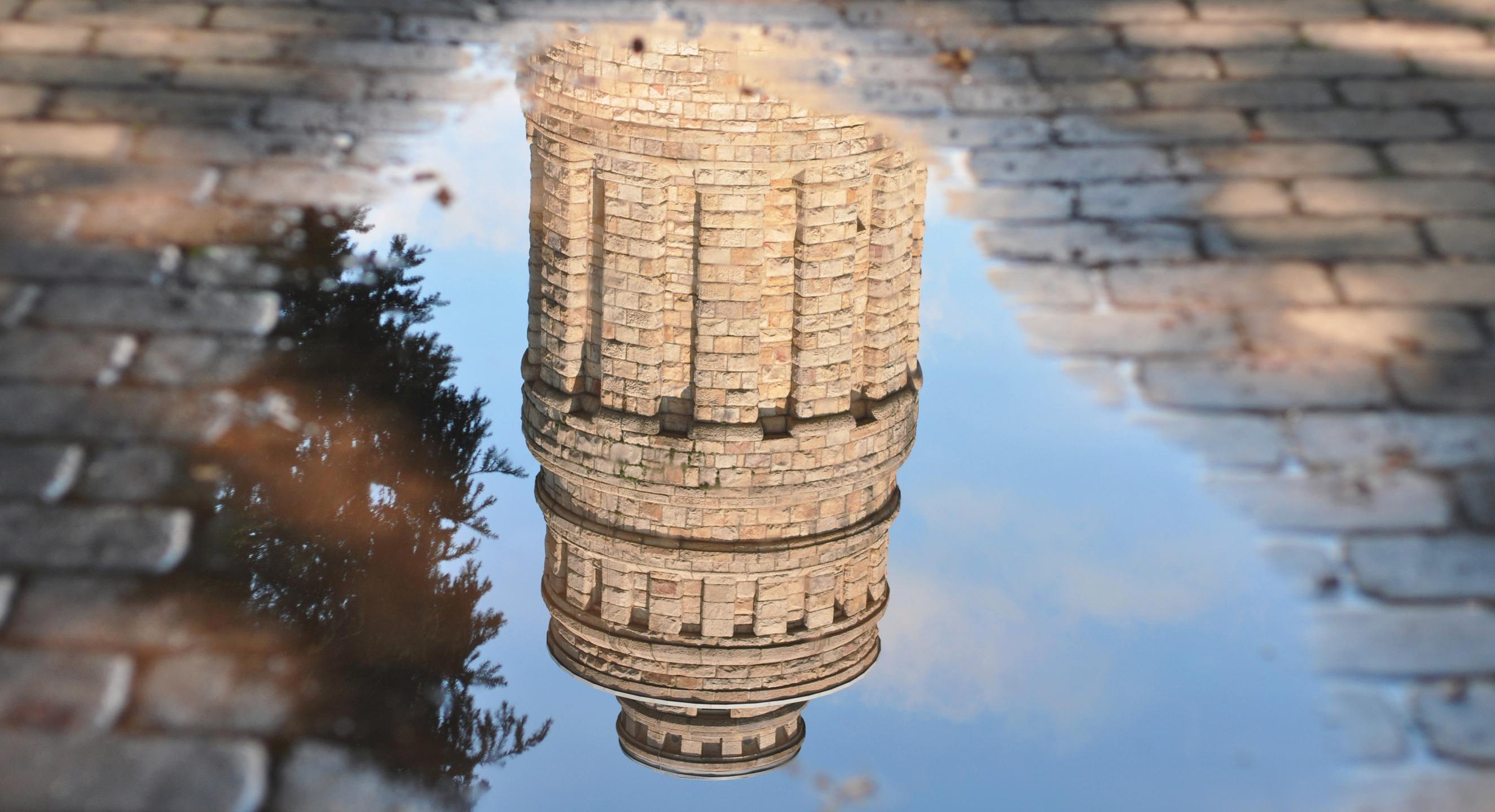 Der Bismarckturm im Bochumer Stadtpark gespiegelt in einer Pfütze