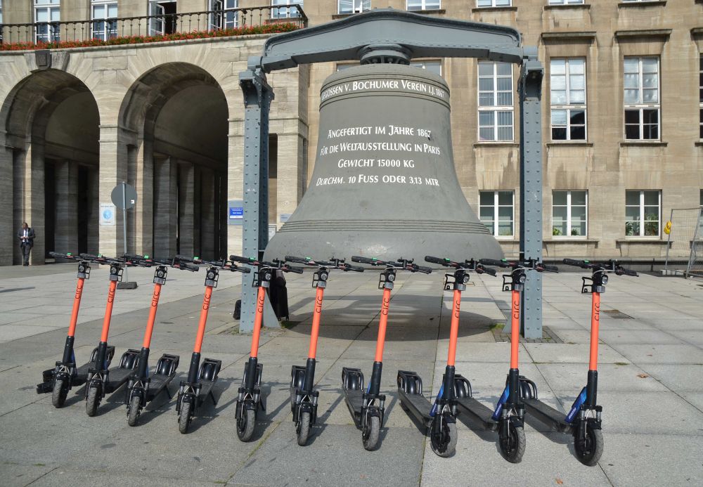 E-Scooter vor dem Bochumer Rathaus