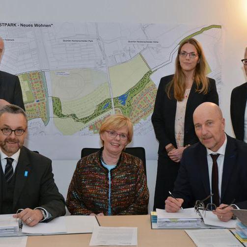 Unterzeichnung des Entwicklungsträgervertrags mit der NRW.URBAN GmbH für das Quartier Feldmark am 07.11.2017 v.l.  Eckart Kröck, Markus Bradtke, 4. v.l.-Maria Odenthal, NRW.Urban-Geschäftsführer Ludger Kloidt und NRW.Urban-Projektleiter Franz Große-Kreul 