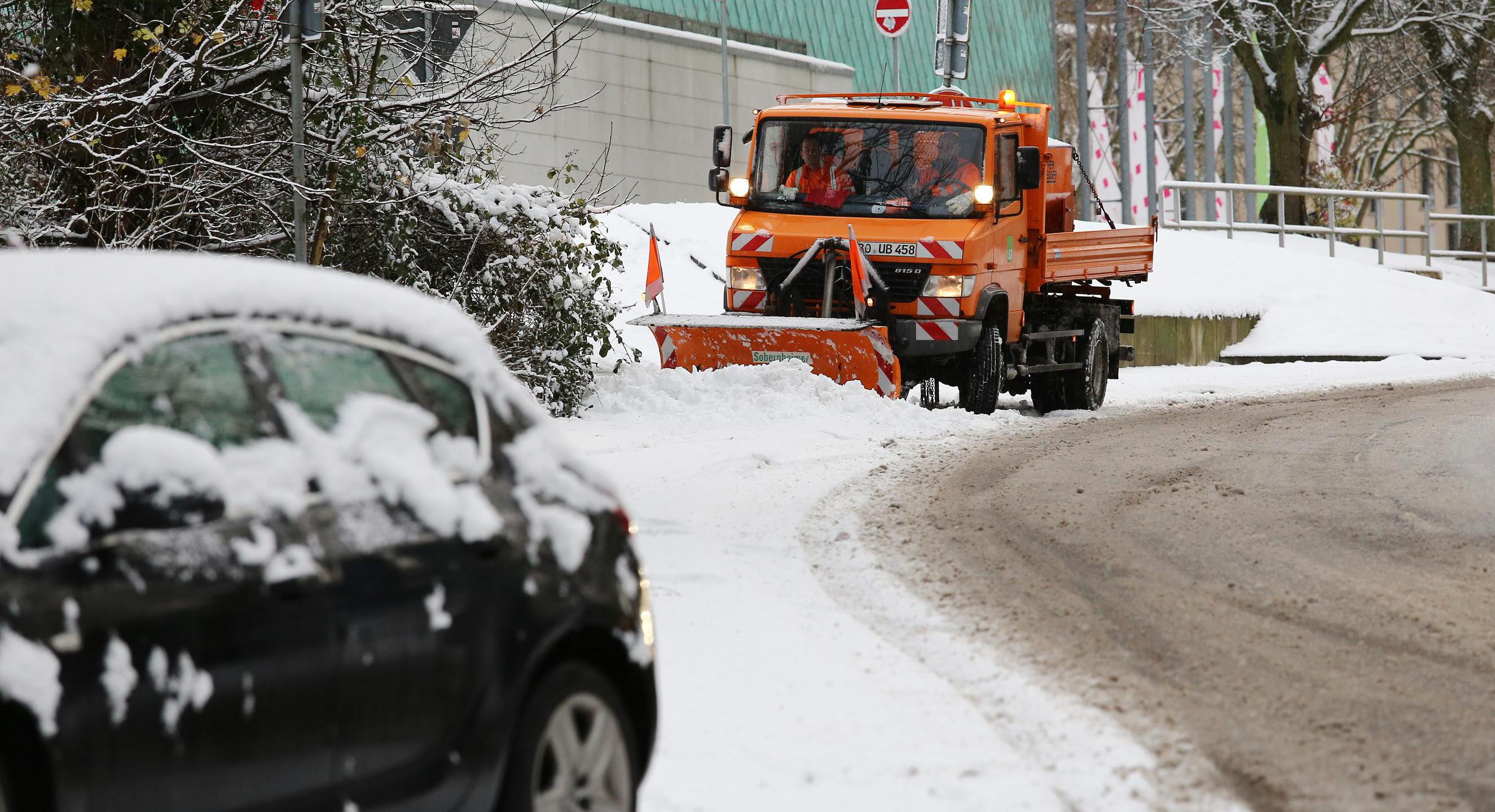 Ein Räumfahrzeug auf einer mit Schnee bedeckten Straße