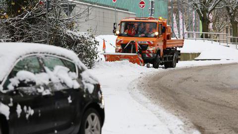 Ein Räumfahrzeug auf einer mit Schnee bedeckten Straße