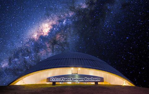 Das Bild zeigt eine Außenaufnahme des Zeiss Planetariums Bochum.