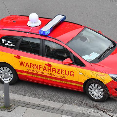Warnfahrzeug der Feuerwehr Bochum auf der Straße
