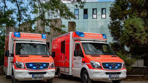Zwei Rettungswagen im Schloßpark Bochum  