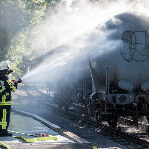 Übung: Zwei Einsatzkräfte löschen einen Kesselwagen