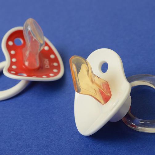 Zwei Schnuller vor blauem Hintergrund