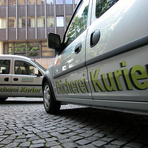 Zwei Autos mit der Aufschrift Bücherei Kurier