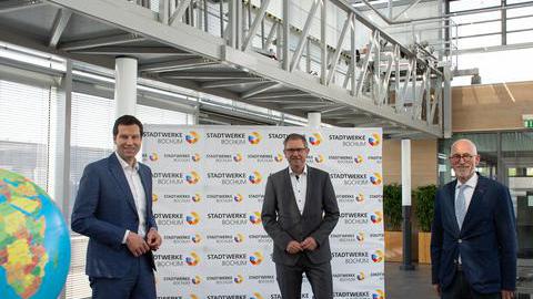 Oberbürgermeister Thomas Eiskirch, Dietmar Spohn, Sprecher der Geschäftsführung der Stadtwerke Bochum und Elmar Weiler, Vorsitzender des Vereins „Hilfe für ausländische Studierende e. V.“ bei der Spendenübergabe