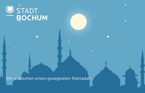 Grafik in blautönen gehalten, im Hintergrund die Silhouette von Moscheen zu sehen unten links steht "Wir wünschen einen gesegneten Ramadan!