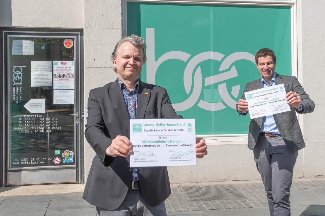 Von links nach rechts: Uwe van der Lely, Geschäftsführer der Bochumer Ehrenamtsagentur und Oberbürgermeister Thomas Eiskirch.