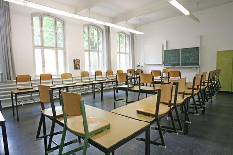 Ein Klassenraum in der ehemaligen Montessori-Schule in Bochum, aufgenommen am 01.06.2010. Das Gebäude wird momentan noch vom Alice-Salomon-Berufskolleg genutzt und bald freigezogen. 