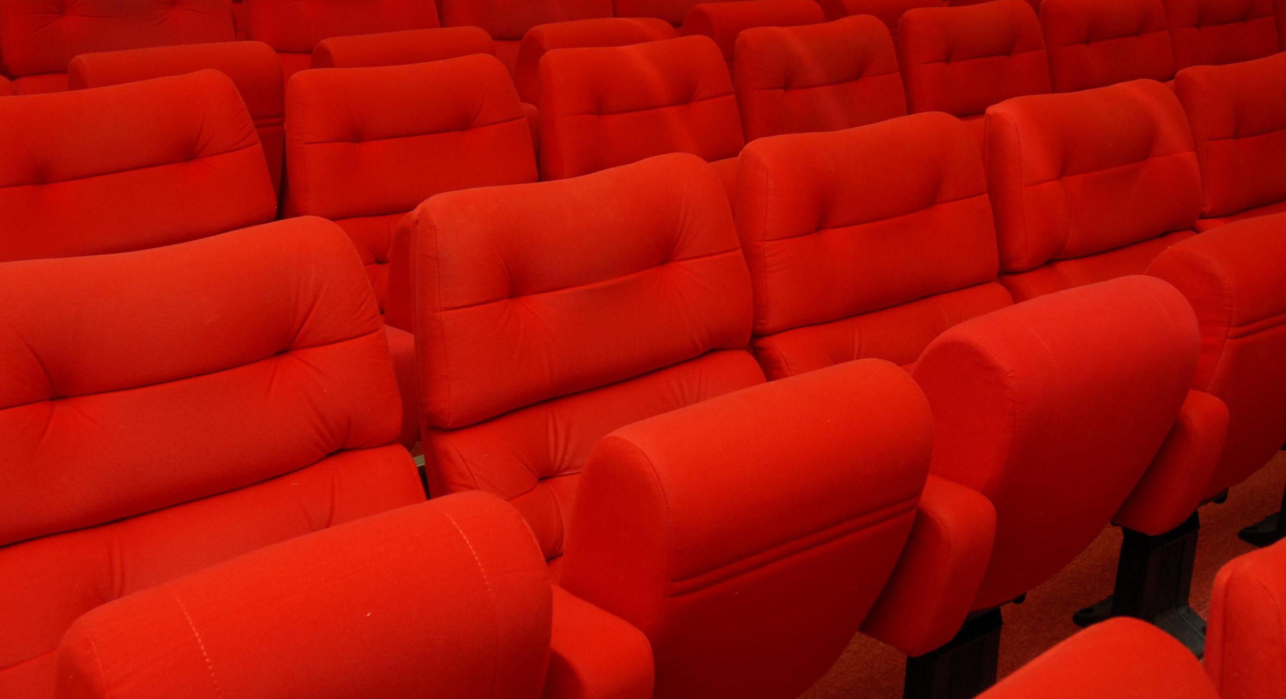 Rote Kinosessel im Archivkino des Stadtarchivs