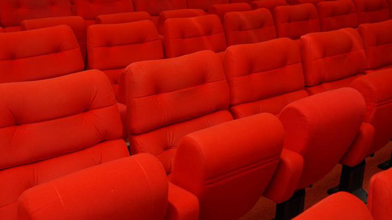 Rote Kinosessel im Archivkino des Stadtarchivs