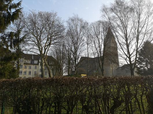 Suedseiten Ansicht Krankenhaus und Kirche