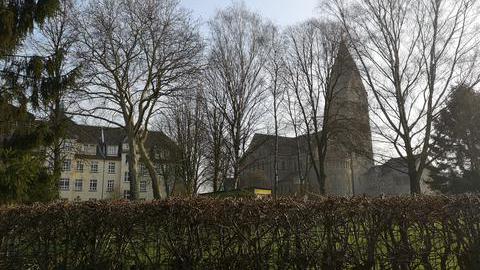 Suedseiten Ansicht Krankenhaus und Kirche