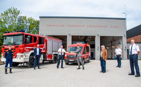 Schlüsselübergabe für das neue Gerätehaus von der Löscheinheit Nord vor dem Gebäude