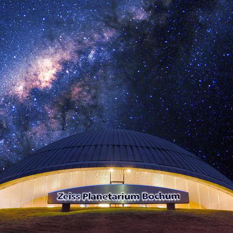 Außenaufnahme des Planetarium Bochum mit Sternenhimmel