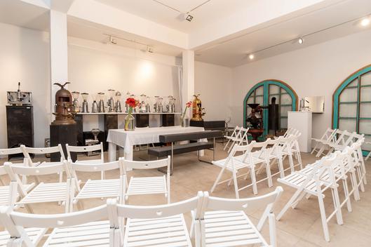 Seitlicher Blick ins Trauzimmer des Kubus