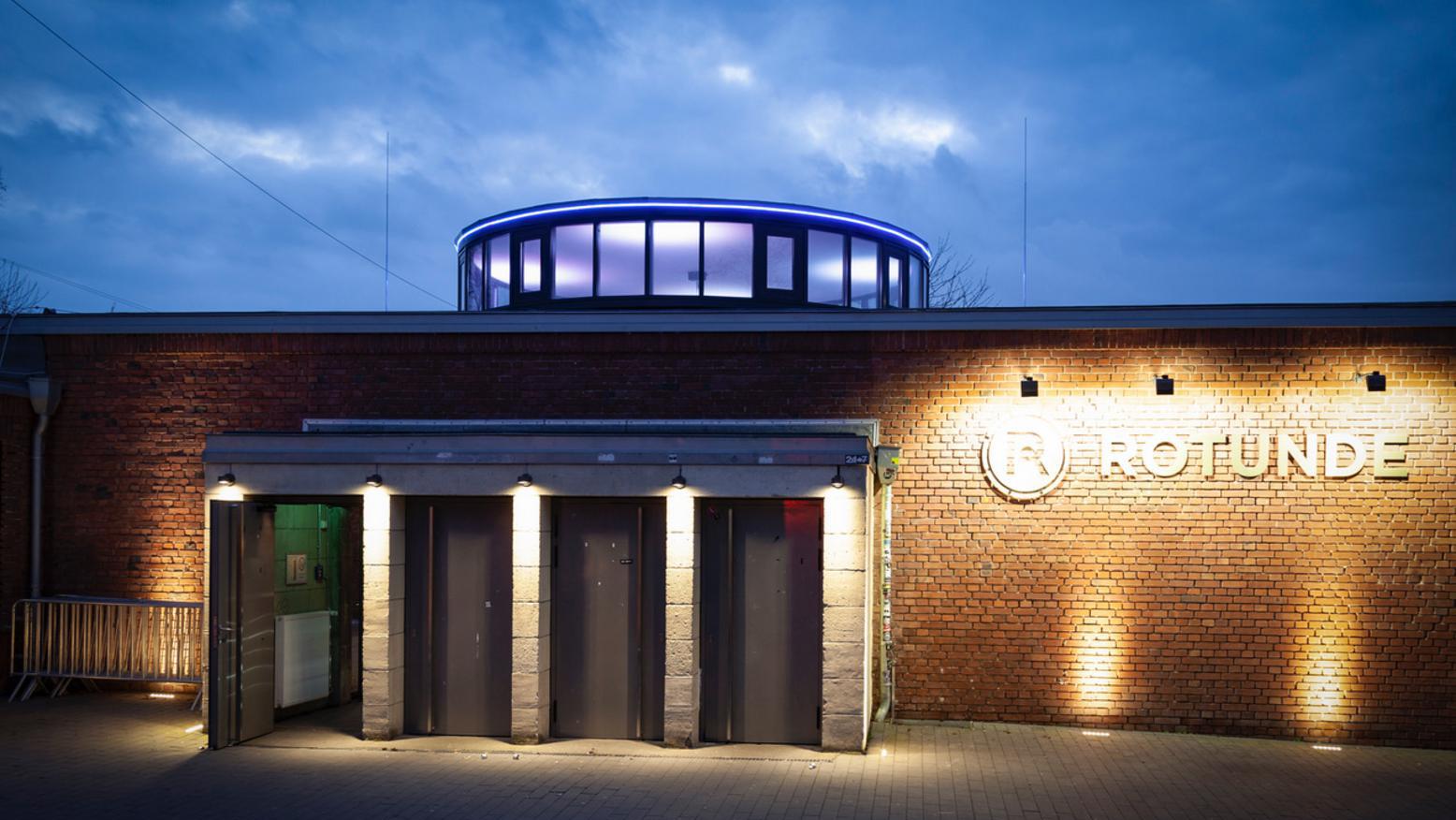 Außenansicht der Rotunde in Bochum in der Abenddämmerung