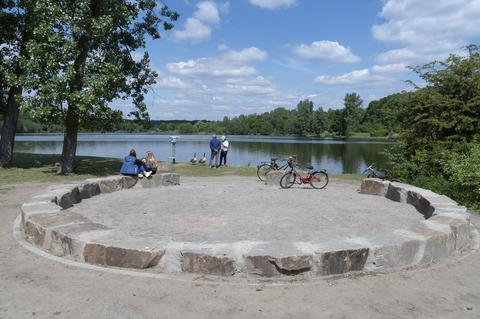 Sanierte Wege mit neuen Sitzgelegenheiten am Ümminger See