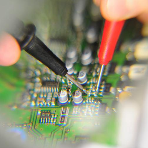 Symbolbild Wartungsarbeiten im Rechenzentrum