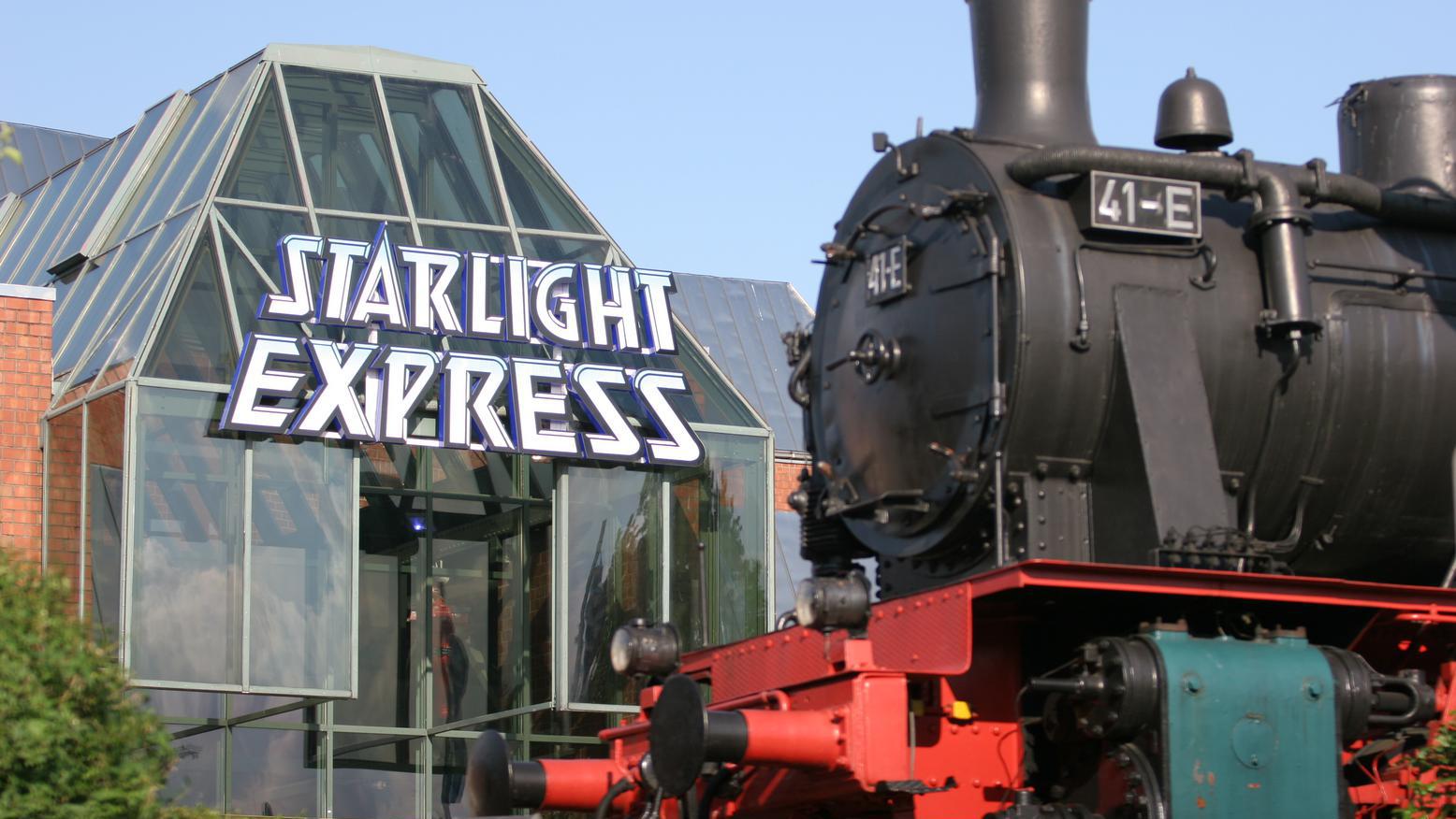 Gebäude vom Starlight Express mit Dampflock im Vordergrund