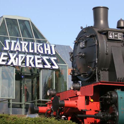 Gebäude vom Starlight Express mit Dampflock im Vordergrund