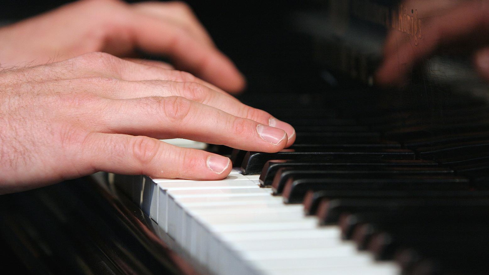 Jazzpianist spielt am Klavier