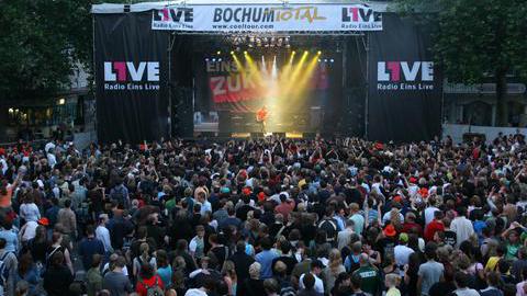 Bochum Total - Blick über die Zuschauermenge vor der 1Live Bühne