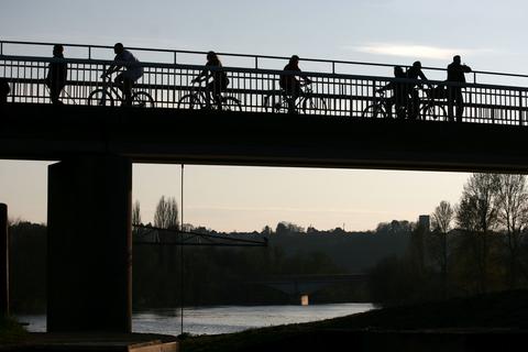 Fahrradfahrer auf einer Brücke vom Ruhrtalradweg.