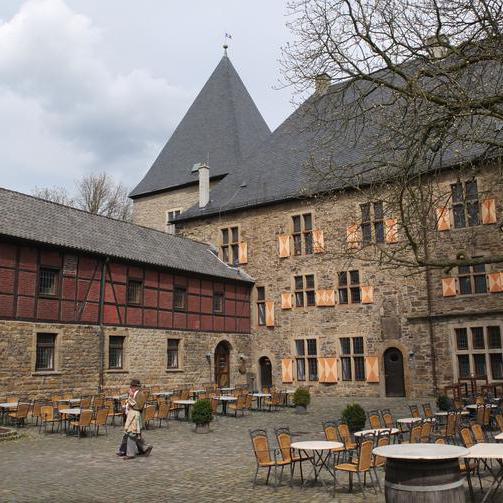 Bestuhlter Innenhof der Wasserburg Kemnade