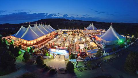 Bildaufnahme des Zeltfestivals von oben bei Nacht